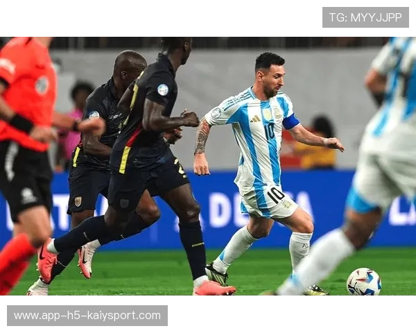 梅西出席慈善足球赛，现场气氛温馨